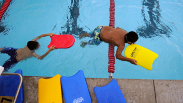 夏季游泳健身也解暑 医生讲解溺水如何抢救
