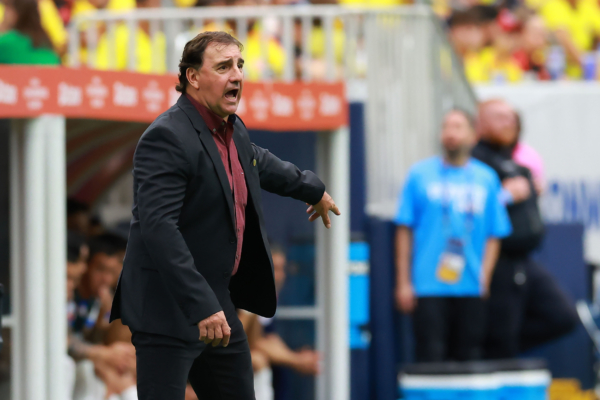 HOUSTON, TEXAS - JUNE 24: Nestor Lorenzo, Head Coach of Colombia gives the team instructions during the CONMEBOL Copa America 2024 Group D match between Colombia and Paraguay at NRG Stadium on June 24, 2024 in Houston, Texas. 