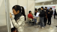中国年轻人工作难找 被迫开始“报复性存钱”
